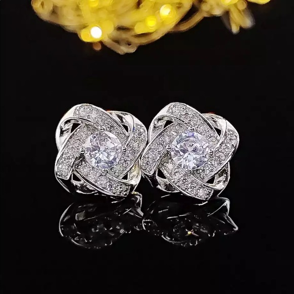 New 925 Silver Beautiful Flower Diamond Stud Earrings - Picture 2 of 4